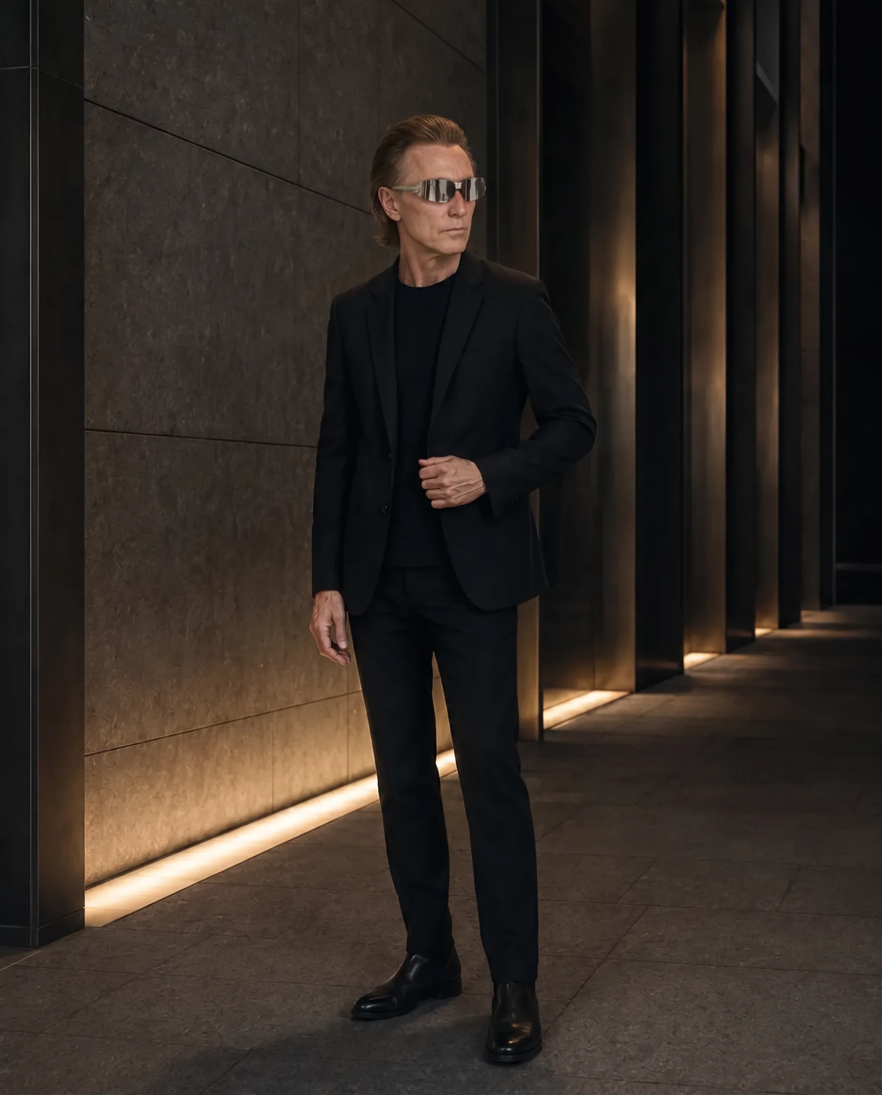 IL PIBE in total black in un corridoio illuminato